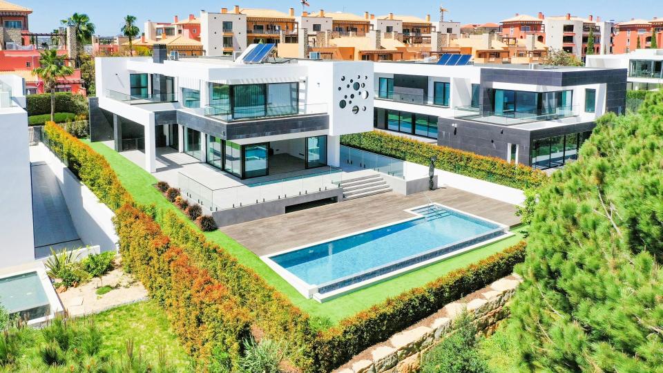 eine Luftaufnahme eines Hauses mit Swimmingpool